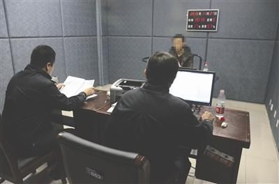 民警面对复杂人伦困境，怕误伤嫌犯母亲未开枪的伦理考量民警怕误伤嫌犯母亲未开枪犯法吗